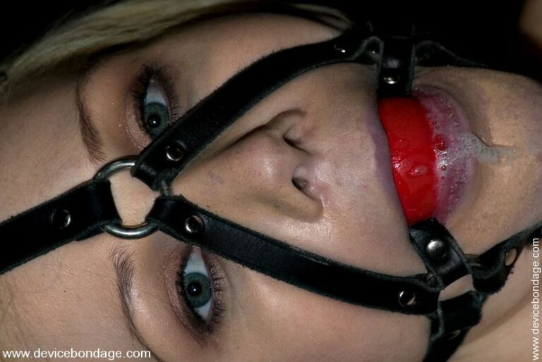 Hot Feet / Blonde Bondage (Live)