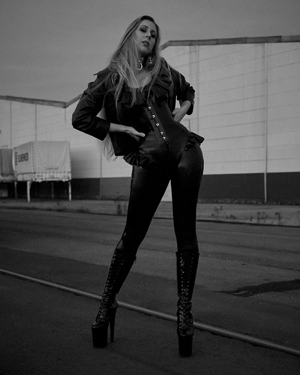 Sophia Levine – Dark temptations b&w