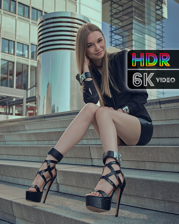Catherine Reus – In layers of black shine