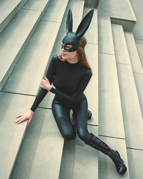 Catherine Reus – Matte black Easter bunny