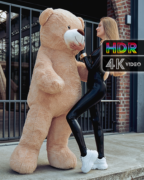 Catherine Reus & Xay One (inside: Mary Shields)