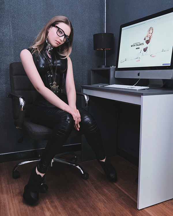 Serena Frost – Nerdy latex & leather girl