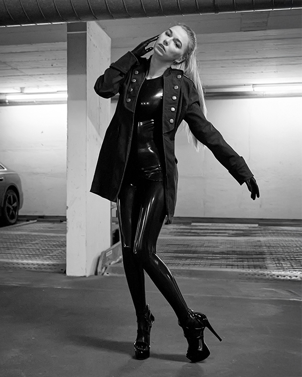 Catherine Reus – Black & White military coat highstyle