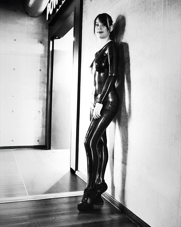 Brina Hadwin – Fitness study in latex