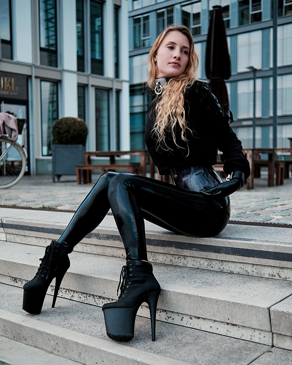 Lorie Stark – Latex out in public