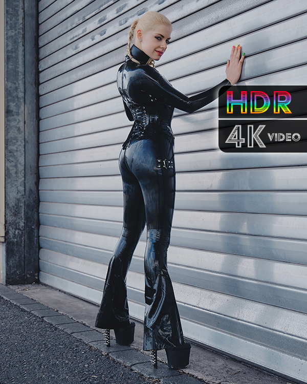 Phoebe Patrick – Blonde shiny polished doll