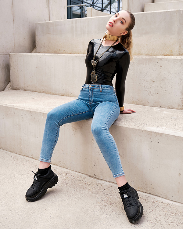 Serena Frost – Latex long shirt & jeans