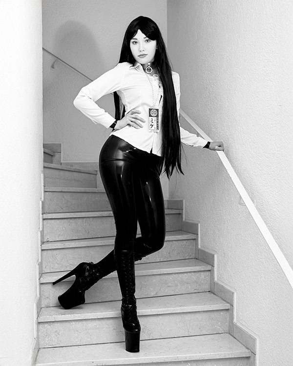Serena Frost – Black & White Highstyle on stairs