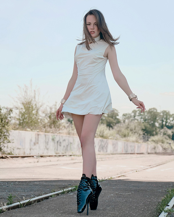 Alexandra Potter – White latexkind dress