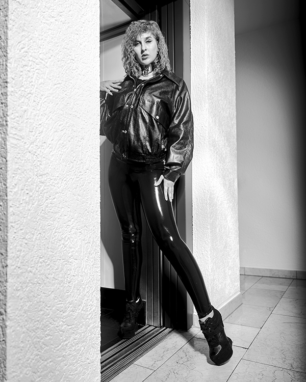 Juliane Siemens – Lift and Black shine