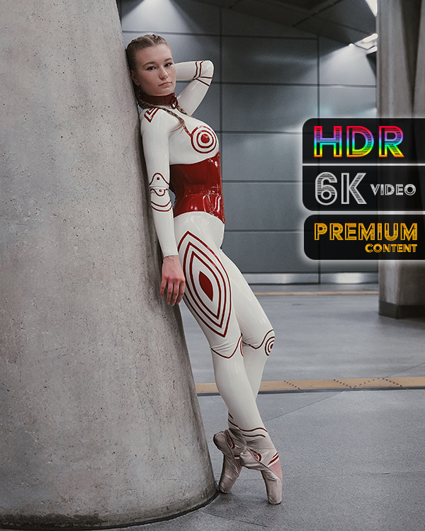 Latex Ballerina Evie Fayé – Subway station as stage