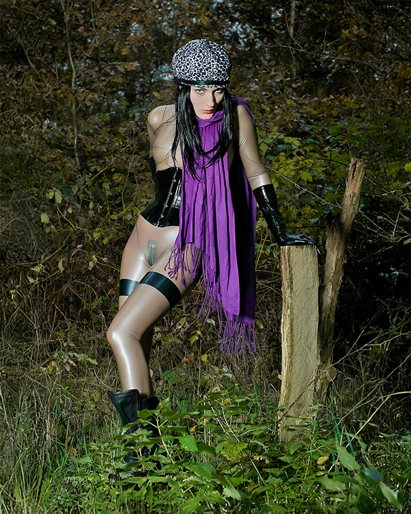 Bonny Jumm – Latex witch in the woods?