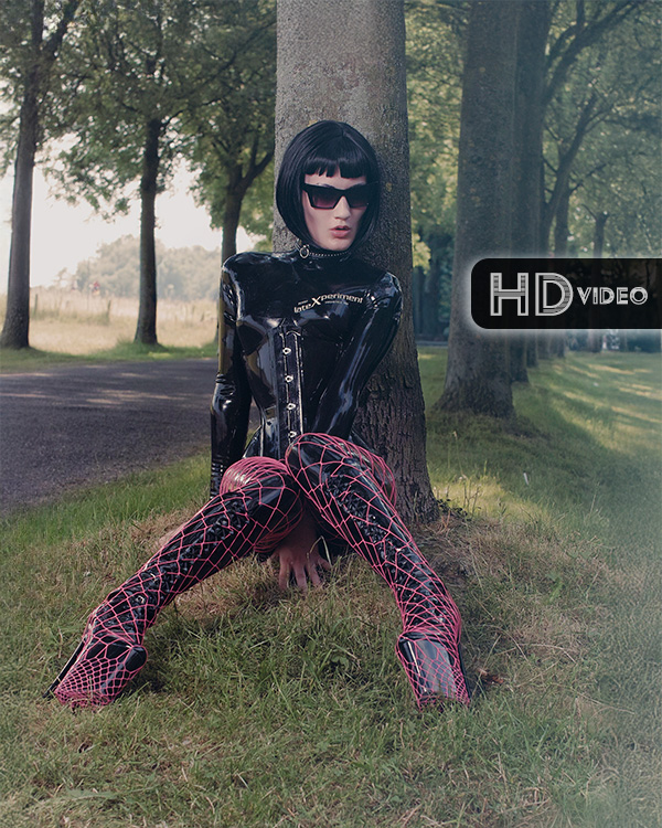 Bonny Jumm – Latex Punk with fishnet stockings