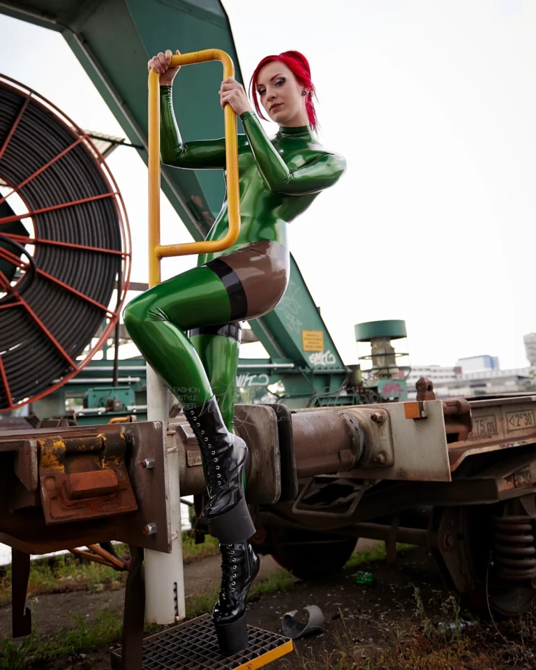 A Green Shiny Red Head
