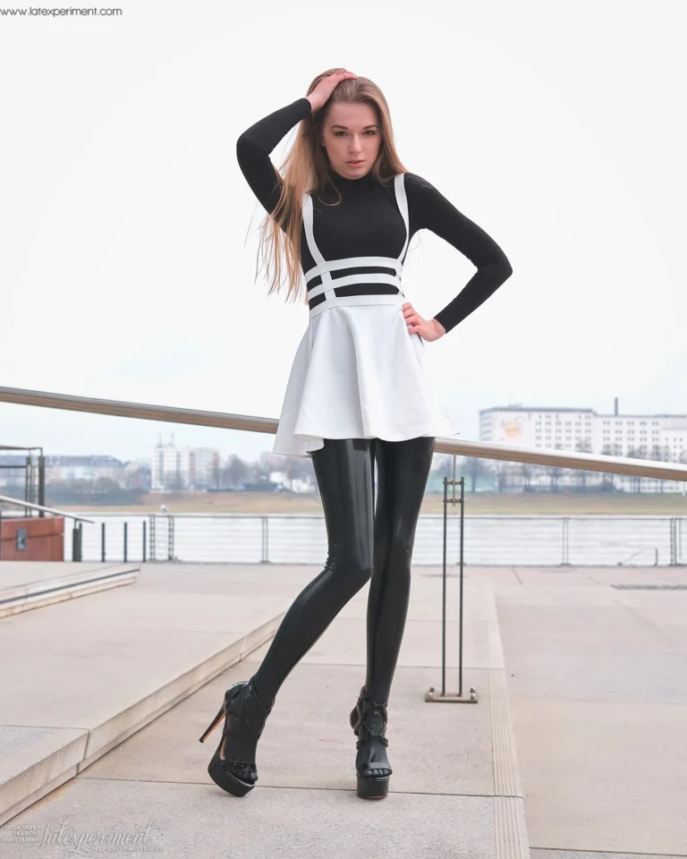 Highstyle With Shiny Legs and Toes
