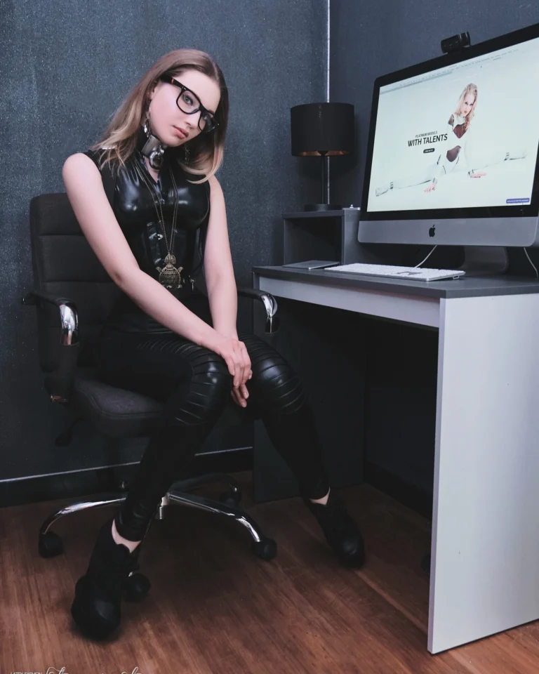 Nerdy Latex & Leather Girl