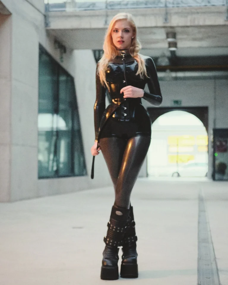 Introduction of Blondie