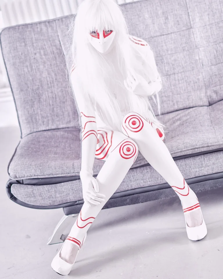 Shiro Cosplay – 1st Time With a Mask