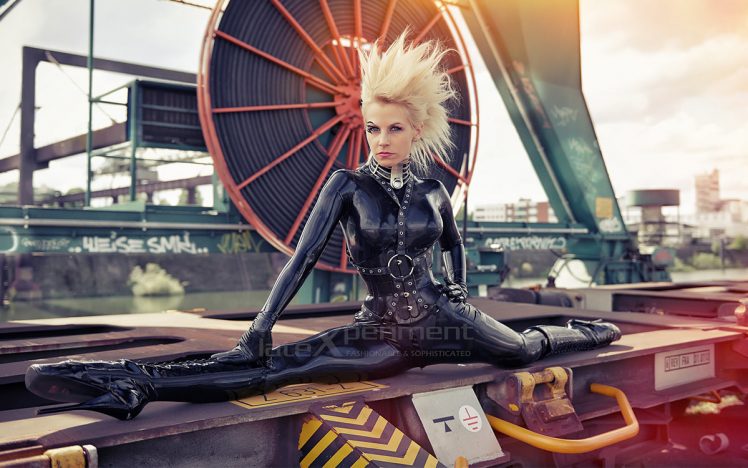 Sandrine Rouche – Flexible latex girl on tiptoes