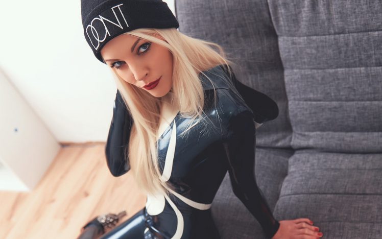 Juli Lollipop – Special latex lifestyle shoot