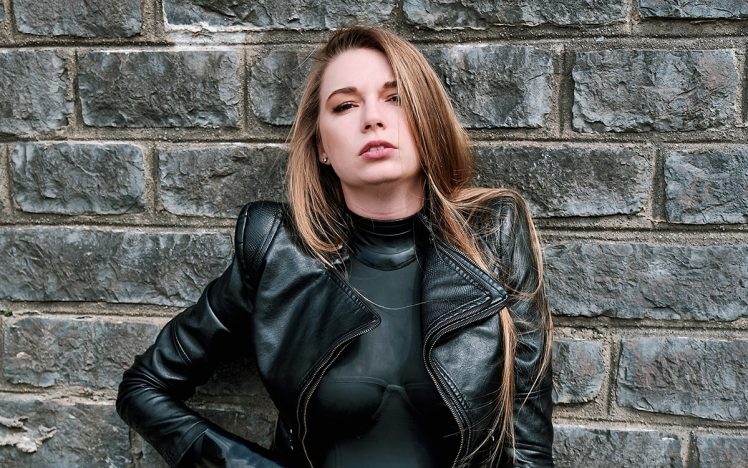 Catherine Reus – New boots with latex & leather