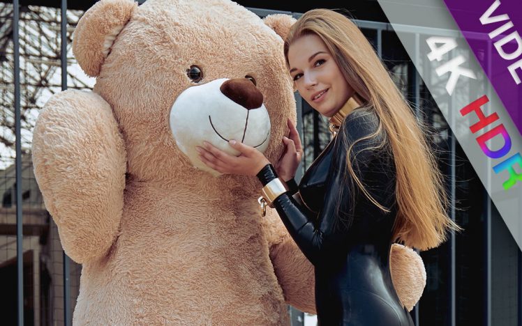 Catherine Reus & Xay One (inside: Mary Shields)