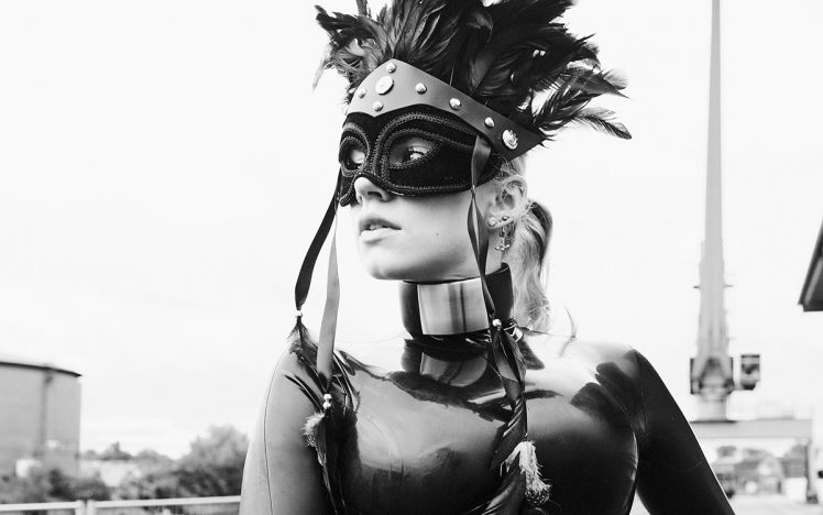 Phoebe Patrick – Black cat in the rain