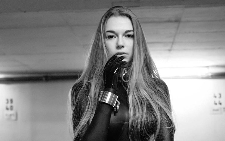 Catherine Reus – latexkind matte black & steel
