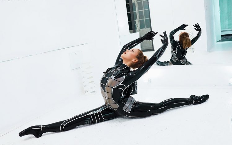 Imogen Roudine – Latex ballet with mirror