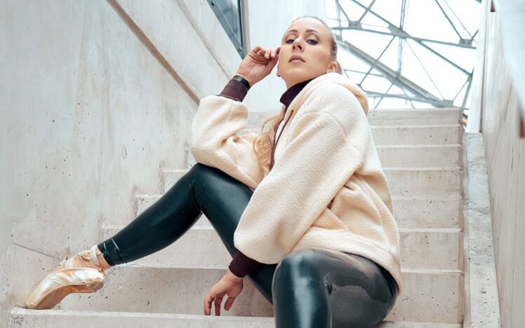Sophia Levine – Cozy latex ballet