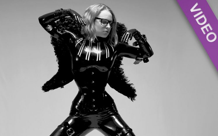 Hermione Jones – Black & shiny latex angel