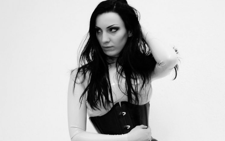 Mia Mysterious – black and white latex pony