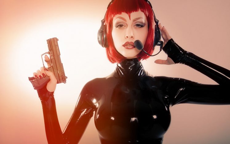 Leopard Luxe – Latex, gun & gas mask