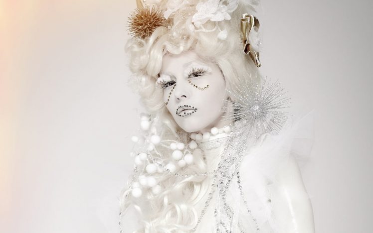 Leopard Luxe – Winter fantasies in latex