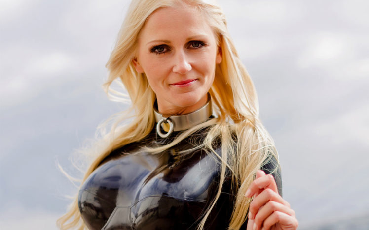 Ann-Marie Geller – Shiny black locked blonde
