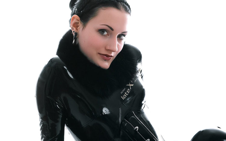 Bonny Jumm – The shiny latex cat