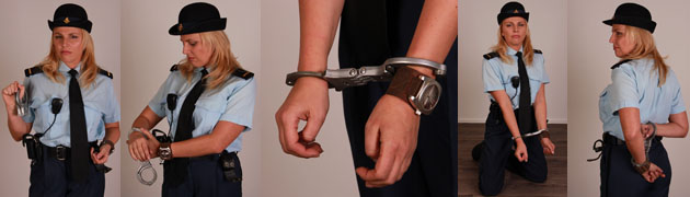Politieagente Adrienne trapped in her own handcuffs