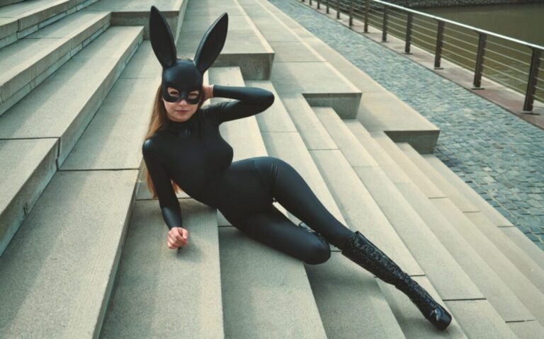 Catherine Reus – Matte black Easter bunny