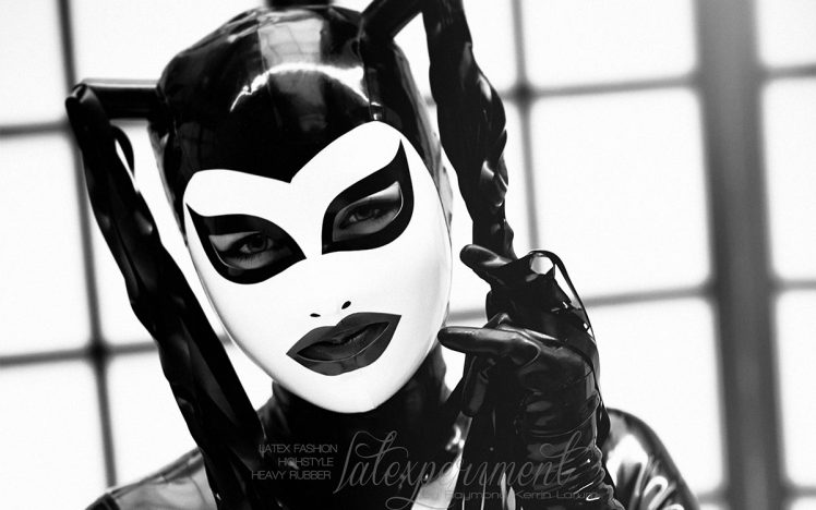 Latex Playmate Jannina – Full enclosure lifestyle