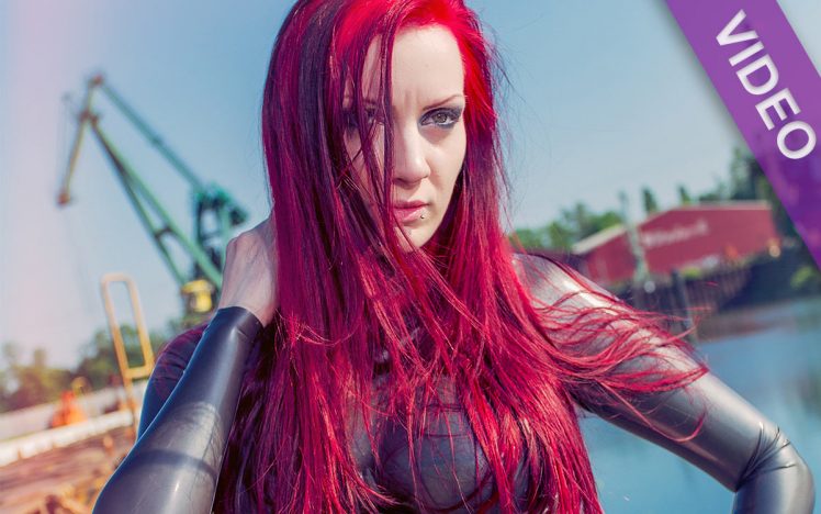 Mia Mysterious – Shiny red head at the train
