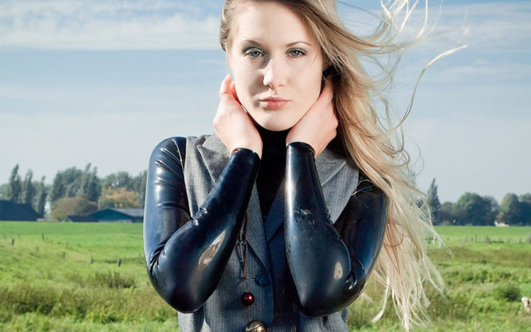 Ankha van Ayken – Latex hidden in the daily life